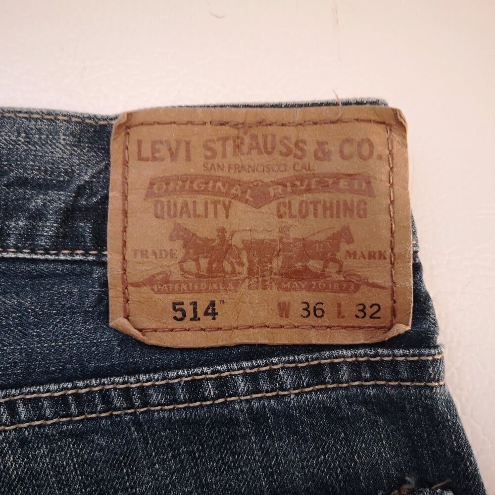 Levi's 514 Men's Size 36/32 Medium Wash Straight Leg Blue Jeans